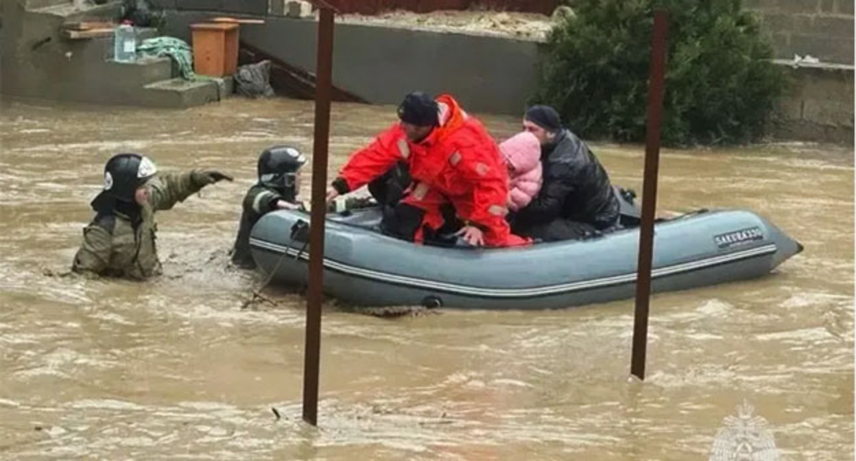 Эвакуация людей в Дагестане. Фото: МЧС России Эвакуация людей в Дагестане. Фото: МЧС России