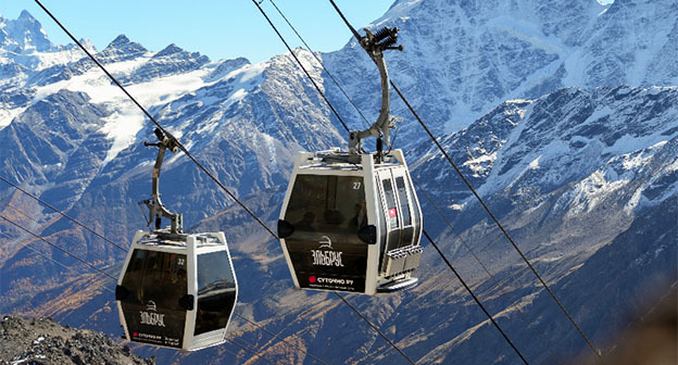 Канатная дорога на "Эльбрусе". Фото: https://pravitelstvo.kbr.ru/news/na-kurorte-elbrus-k-2028-godu-poyavitsya-novaya-kanatnaya-doroga-azau-mir.html Канатная дорога на "Эльбрусе". Фото: https://pravitelstvo.kbr.ru/news/na-kurorte-elbrus-k-2028-godu-poyavitsya-novaya-kanatnaya-doroga-azau-mir.html