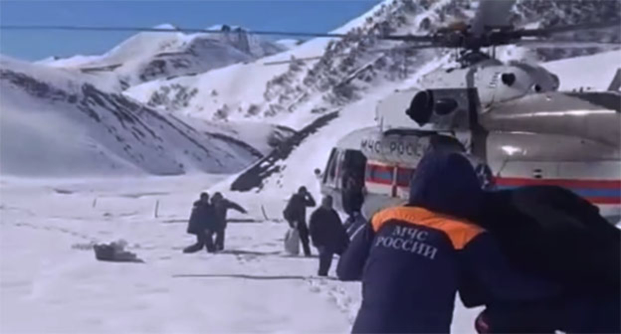 Эвакуация людей вертолетом в Дагестане. 8 апреля 2026 г. Скриншот видео https://t.me/kulirayon/12967 Эвакуация людей вертолетом в Дагестане. 8 апреля 2026 г. Скриншот видео https://t.me/kulirayon/12967