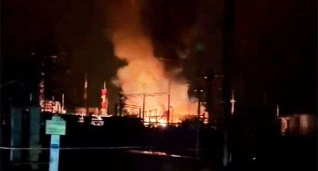 Атака беспилотников на нефтебазу в Крымске. 9 апреля 2026 г. Фото: https://t.me/horizontal_russia/54349 Атака беспилотников на нефтебазу в Крымске. 9 апреля 2026 г. Фото: https://t.me/horizontal_russia/54349