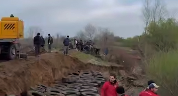 Жители села Бутуш Ботлихского района своими силами укрепляют берега реки Аксайки. 10 апреля 2026 г. Скриншот видео https://t.me/mash_gor/10236 Жители села Бутуш Ботлихского района своими силами укрепляют берега реки Аксайки. 10 апреля 2026 г. Скриншот видео https://t.me/mash_gor/10236