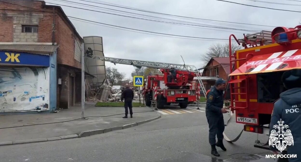 На месте взрыва во Владикавказе. 10 апреля 2026 г. Фото: МЧС России