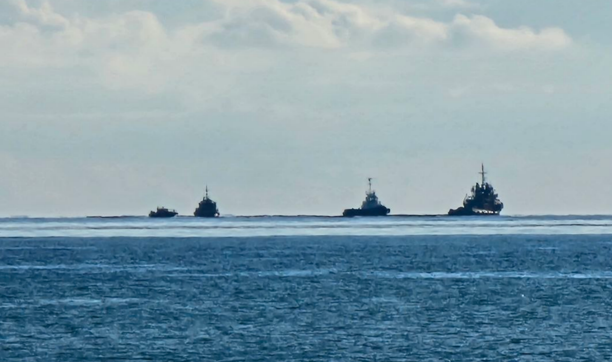 Суда ликвидируют загрязнение близ Анапы. Скриншот фото Юрия Озаровского от 11.04.26, https://t.me/MoreOz/120734 Суда ликвидируют загрязнение близ Анапы. Скриншот фото Юрия Озаровского от 11.04.26, https://t.me/MoreOz/120734