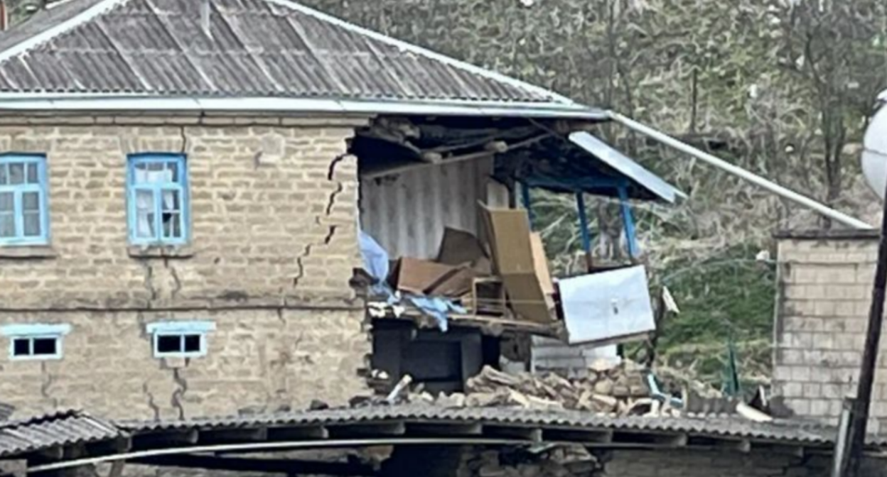 Разрушенный дом в селе Уркарах. Скриншот фото из Telegram-канала администрации Дахадаевского района от 11.04.26, https://t.me/urkarakh_ru/27397 Разрушенный дом в селе Уркарах. Скриншот фото из Telegram-канала администрации Дахадаевского района от 11.04.26, https://t.me/urkarakh_ru/27397