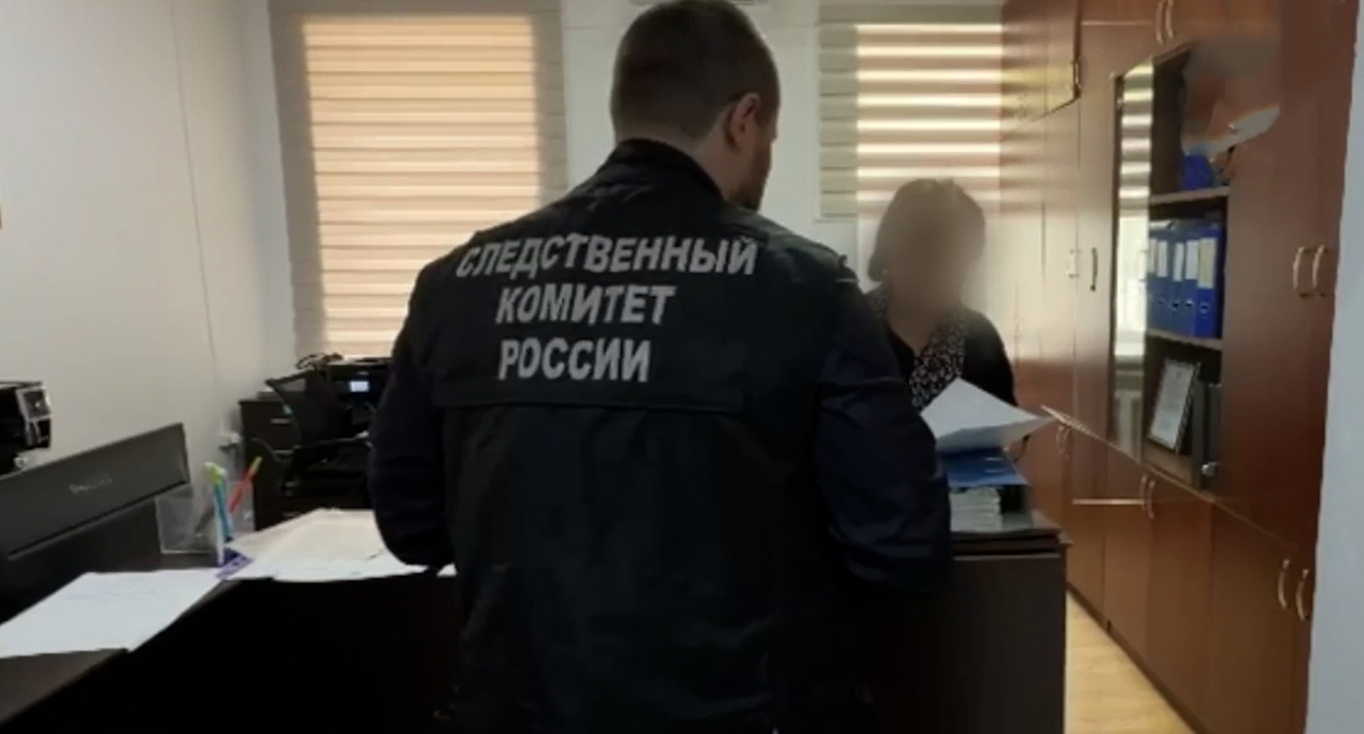 Обыск во время задержания директора водоканала. 13 апреля 2026 г. Скриншот видео https://www.1tv.ru/news/2026-04-13/539224