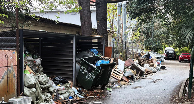 Свалка на улице Новоселов в Сочи. Фото корреспондента "Кавказского узла"