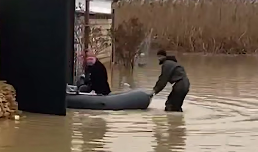Затопленная улица в Дагестане. Стоп-кадр видео "Сапа" от 30.03.26, https://t.me/sapakavkaz/6753