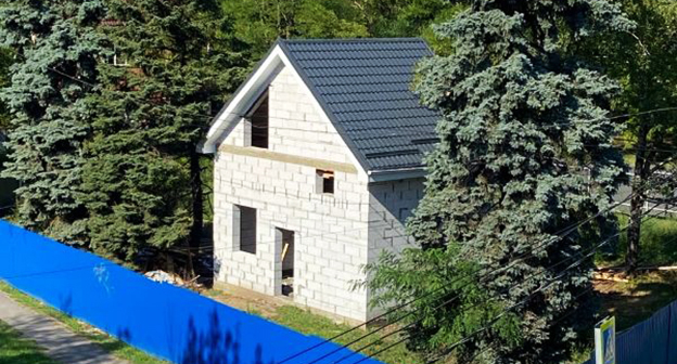 Дом на участке еловой рощи в Ростове-на-Дону. Фото: https://rostov.ru/society/verhovnyj-sud-rassmotrit-delo-o-rosche-na-zelenoj-gde-vyrubili-mnogoletnie-eli.html