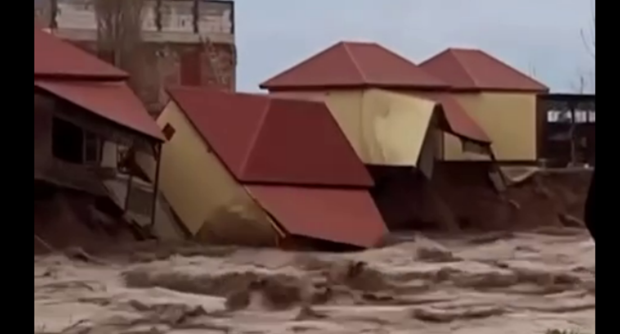 Падающий в воду дом во время наводнения в Дагестане. Стоп-кадр видео "Сапа" от 05.04.26, https://t.me/sapakavkaz/6824.