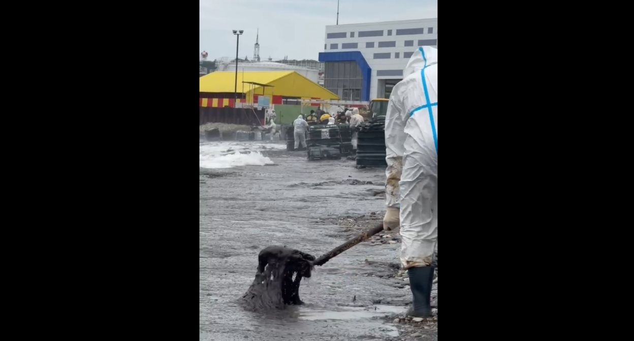 Ручная уборка нефтепродукта с побережья в Туапсе. Кадр видео из телеграм-канала "Эколог Жора Каваносян" https://t.me/ecozhora/7547