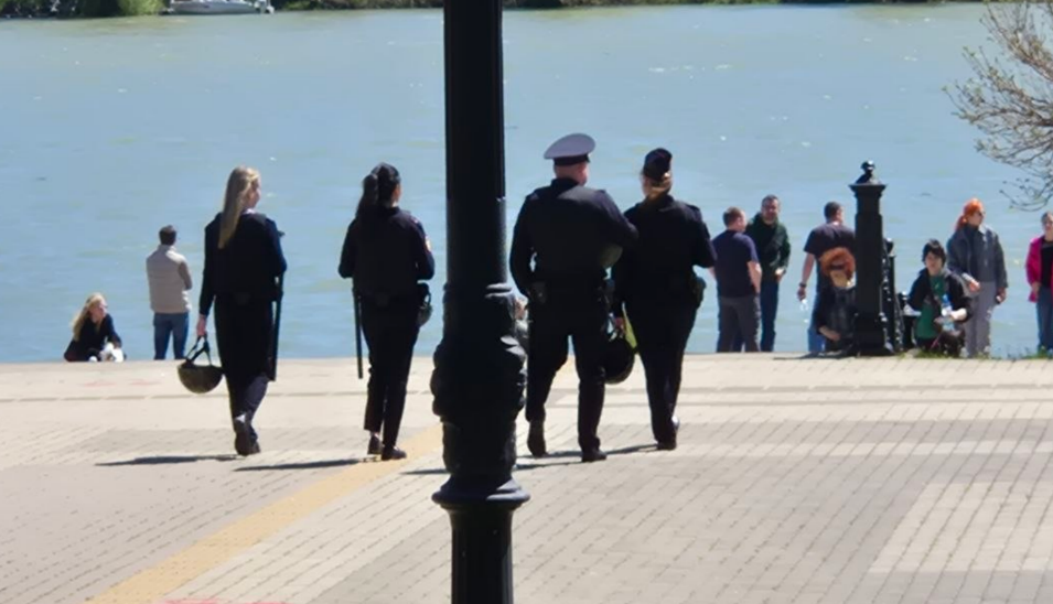 Силовики на Рождественской набережной  в Краснодаре. Скриншот фото "Краснодар ЮМР от 26.04.26, https://t.me/KrasnodarUMR/24812 