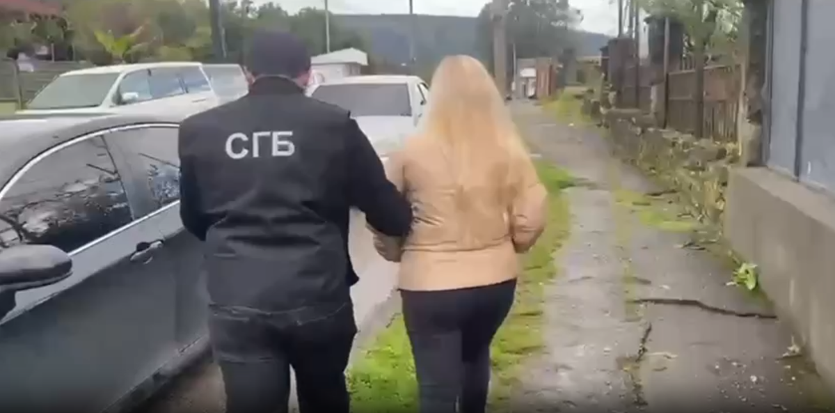 Кадр передачи сотрудниками СГБ Абхазии граждан России. Фото: СГБ Абхазии / Thttps://www.sgb.apsny.land/news/item/133-sotrudnikami-sgb-ra-zaderzhany-grazhdane-rf-i-peredany-fsb-rossii