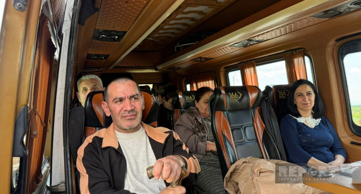 Кадр 135 членов азербайджанских семей возвратились в село Ходжавенд Ходжавендского района. Фото: Report / https://report.az/ru/vnutrennyaya-politika/v-selo-hodzhavend-pereselyayutsya-eshe-32-semi#gallery_a6a4511717ca52adb098599740b78057-4