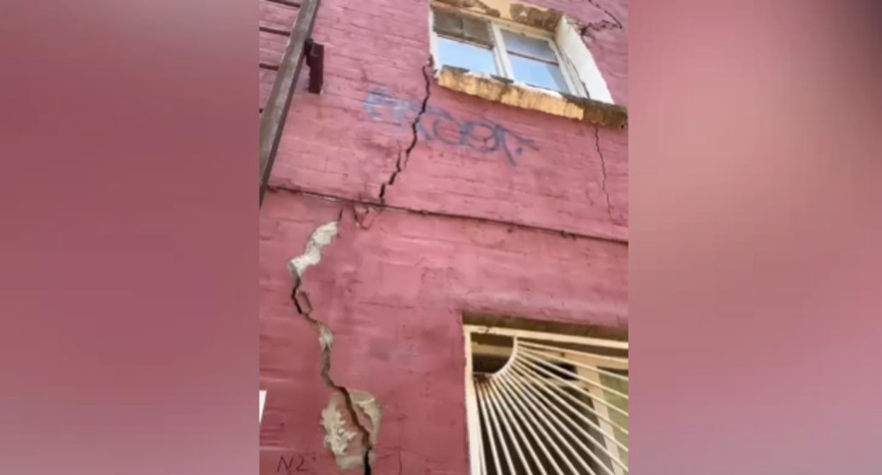 Фасад аварийного дома на улице Казахской. Кадр видео 161.ru https://161.ru/text/gorod/2025/08/17/75835763/