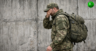 Военный покидает часть. Иллюстрация создана «Кавказским узлом» с помощью ИИ в программе Copilot