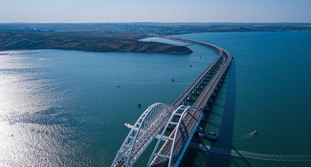Крымский мост. Фото: Rosavtodor.ru https://ru.wikipedia.org/