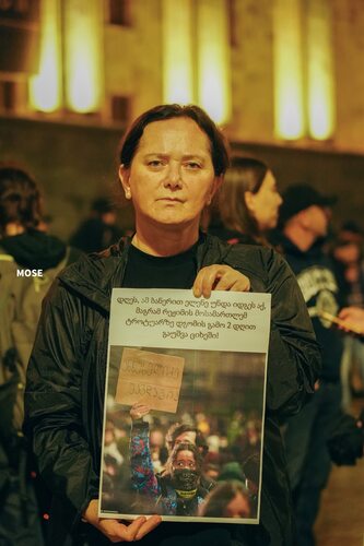 Кадр участница акции в Тбилиси в 532-й день непрерывных протестов держит плакат в поддержку арестованной активистки Элене Гелашвили . Фото: MO SE / Facebook Кадр участница акции в Тбилиси в 532-й день непрерывных протестов держит плакат в поддержку арестованной активистки Элене Гелашвили . Фото: MO SE / Facebook