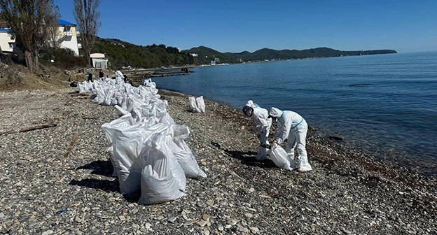 Уборка пляжа в Туапсинском округе. Фото: https://t.me/opershtab23/15809