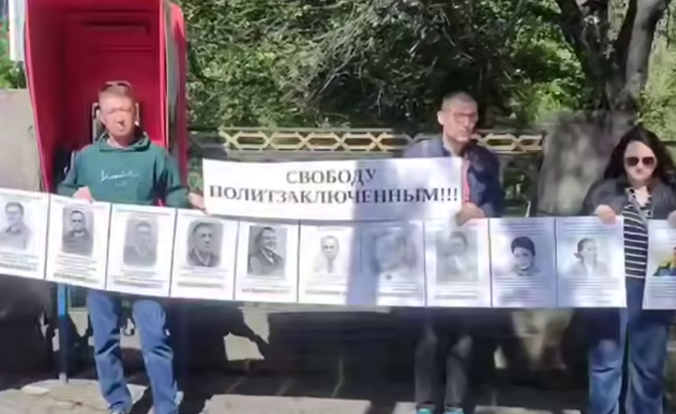 Пикет в Ереване. Стоп-кадр видео RusNews от 16.05.26, https://t.me/rusnews/84828.