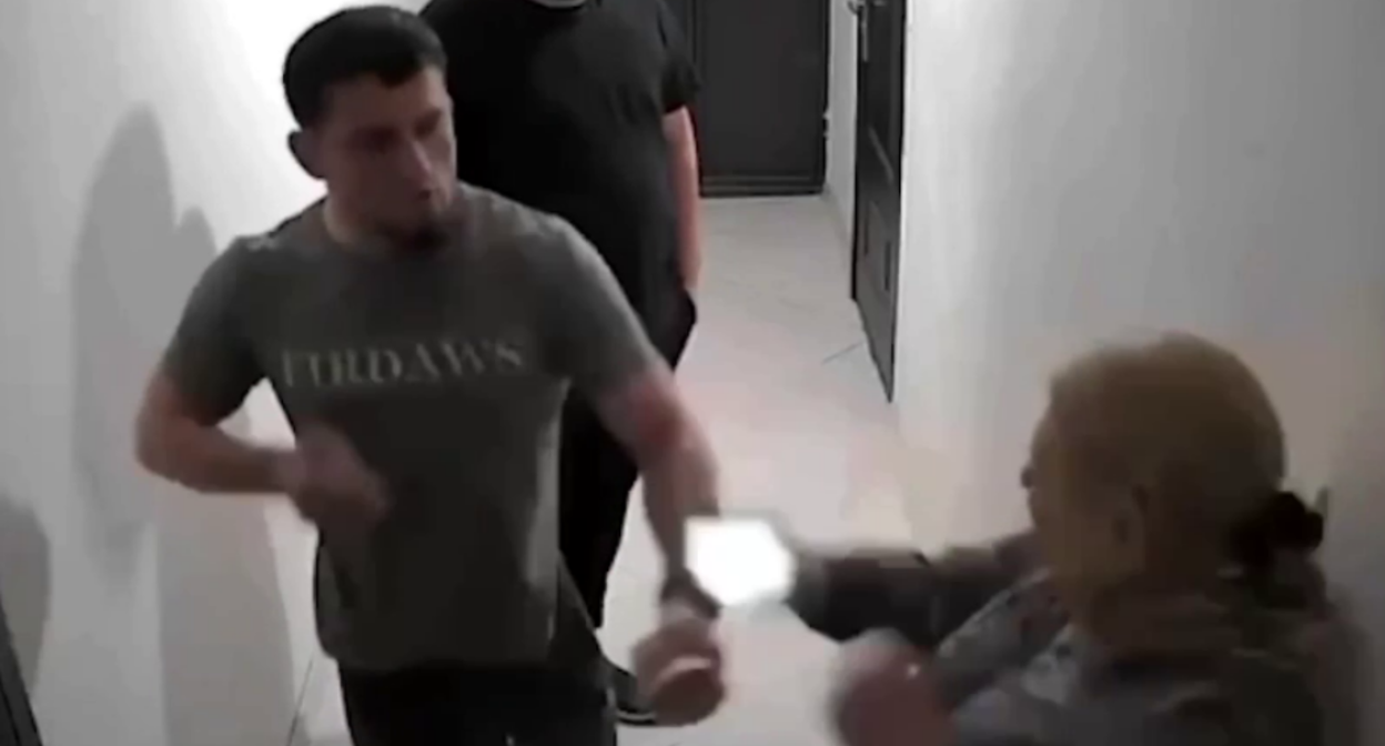 Боец "Ахмата" избивает женщину. Стоп-кадр "Сапа Кавказ" от 16.05.26, https://t.me/sapakavkaz/7165.