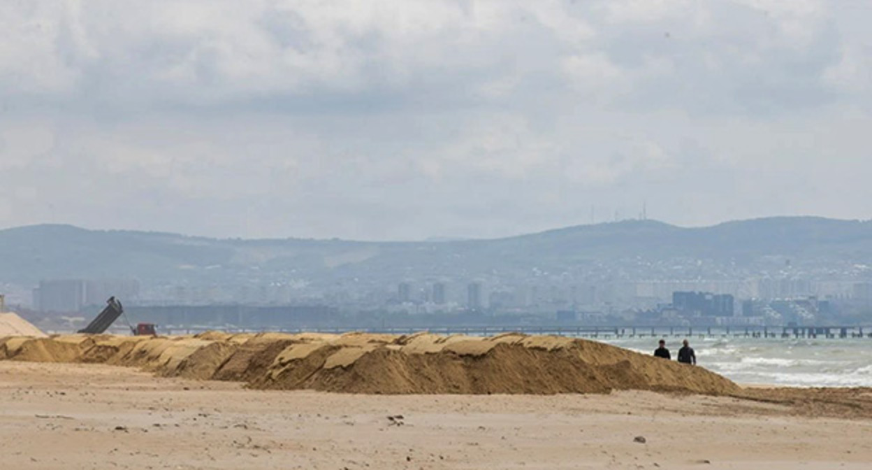 Песок для отсыпки пляжа в Анапе. 20 мая 2026 г. Фото: https://t.me/opershtab23/16080 Песок для отсыпки пляжа в Анапе. 20 мая 2026 г. Фото: https://t.me/opershtab23/16080