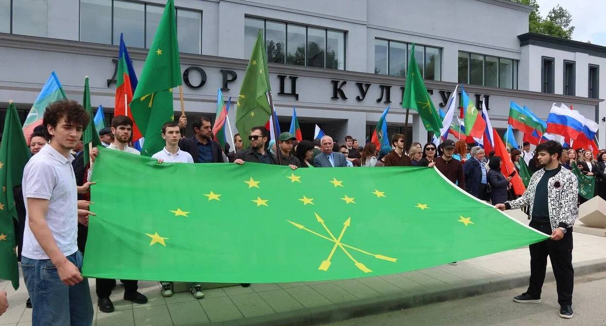 Участники митинга в Черкесске. 21 мая 2026 г. Фото: https://t.me/citycherkessk/14147 Участники митинга в Черкесске. 21 мая 2026 г. Фото: https://t.me/citycherkessk/14147