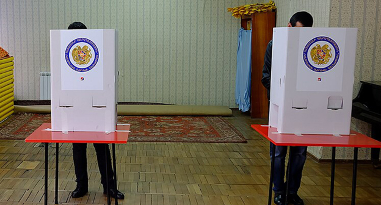 Избирательный участок в Армении. Фото: Владислав Фальшивомонетчик. https://ru.wikipedia.org/ Избирательный участок в Армении. Фото: Владислав Фальшивомонетчик. https://ru.wikipedia.org/