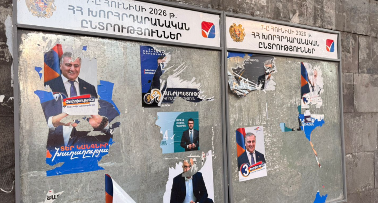Сорванные агитплакаты политсил, в том числе "Сильной Армении", в Ереване. Фото "Кавказского узла".