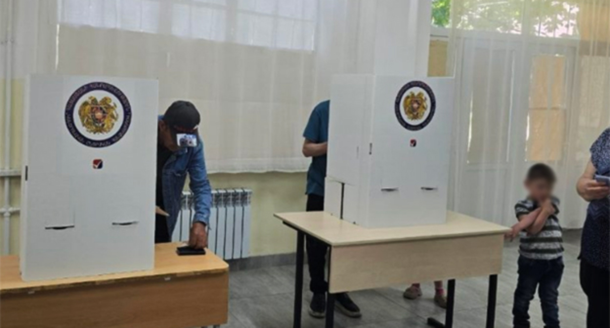 На избирательном участке в Ереване. 7 июня 2026 г. Фото: https://armeniatoday.am/politics-ru/1085006/ На избирательном участке в Ереване. 7 июня 2026 г. Фото: https://armeniatoday.am/politics-ru/1085006/