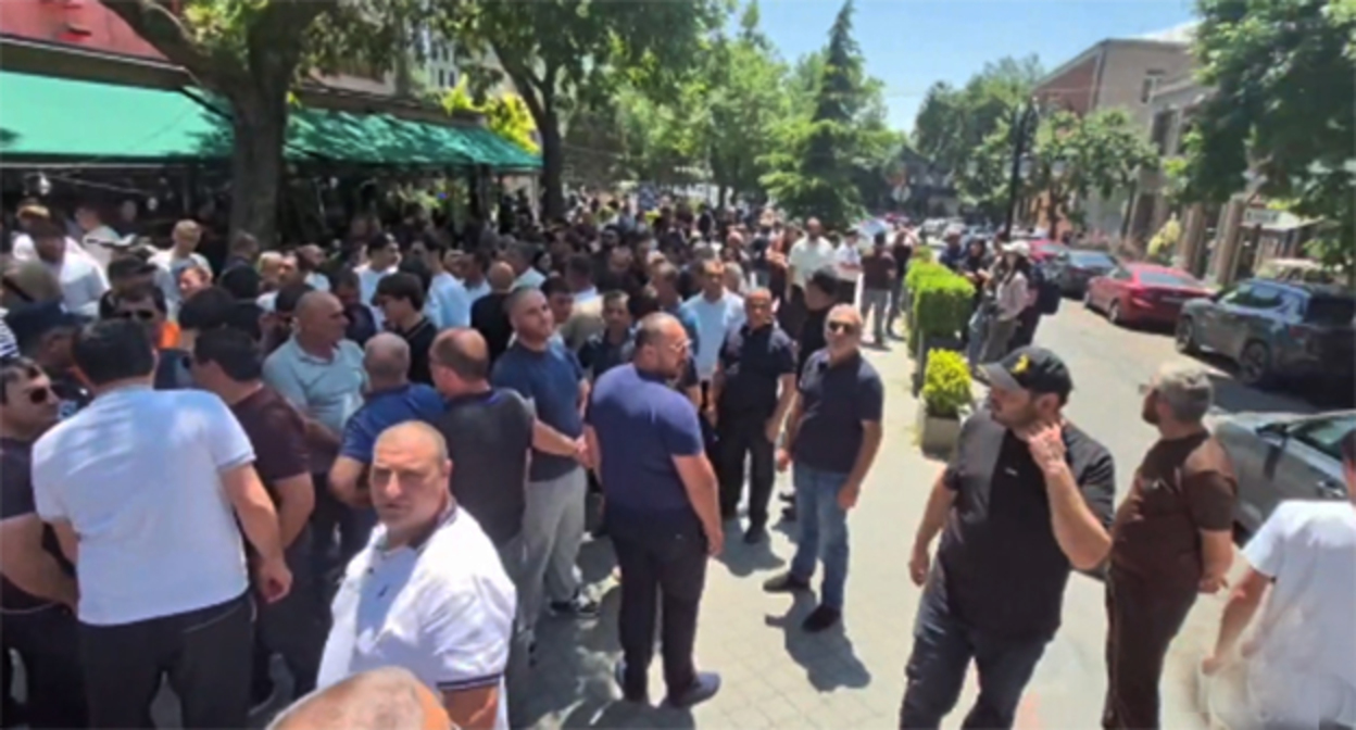 Акция протеста у здания Центризбиркома. 12 июня 2026 г. Скриншот видео https://t.me/mikayelbad/47989