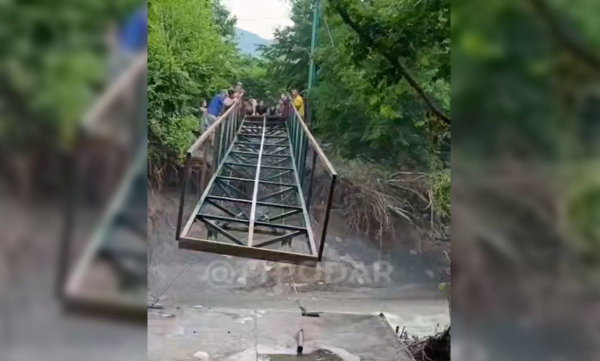 Жители села Возрождение устанавливают мост через реку. Кадр из видео https://t.me/typodar/61193