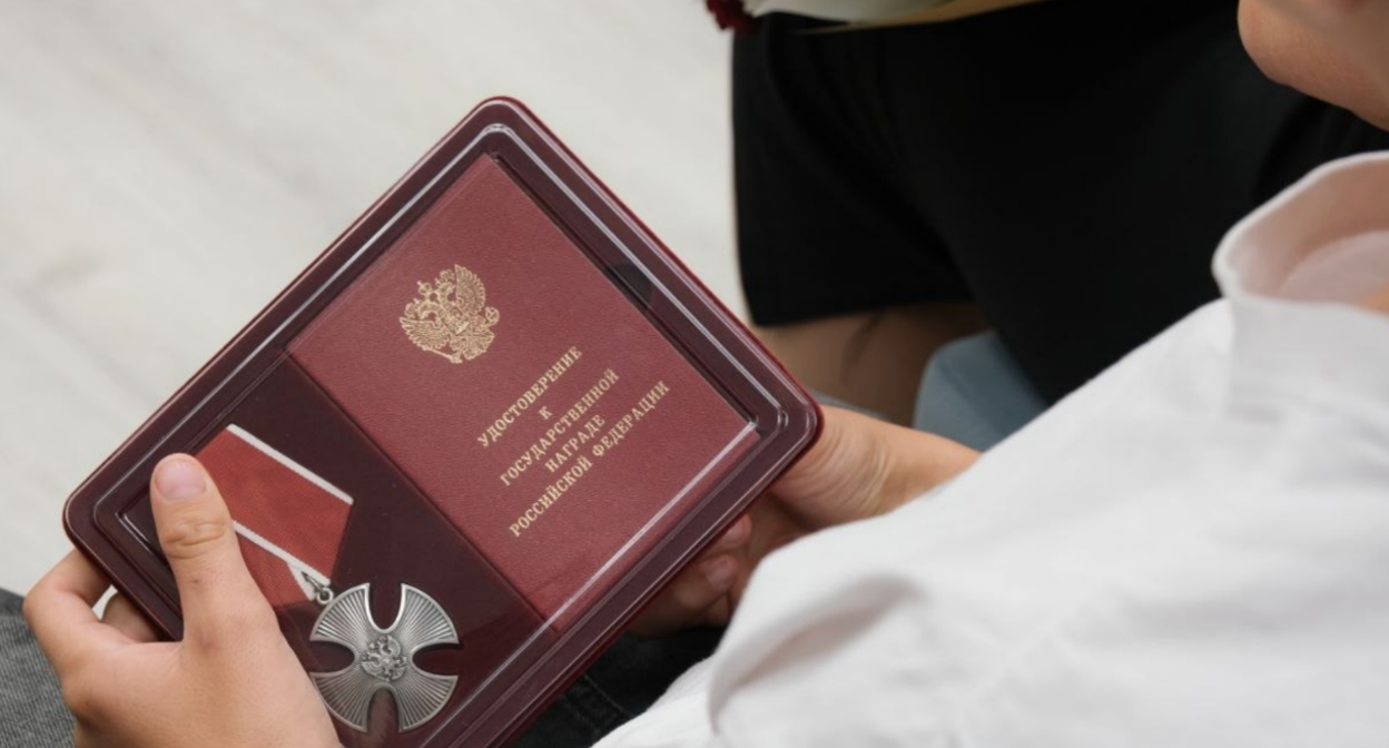Орден Мужества в руках у родственника погибшего бойца. Скриншот фото от 05.06.26 из Telegram-канала администрации Красноярского округа, https://t.me/amo_kr_rayon/6204