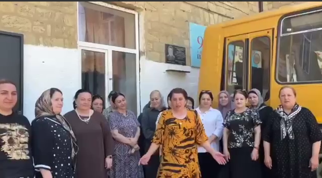 Стоп-кадр видеообращения коллектива школы поселка Красноармейский в Дагестане. Фото: Штаб Дагестана / Telegram-канал Стоп-кадр видеообращения коллектива школы поселка Красноармейский в Дагестане. Фото: Штаб Дагестана / Telegram-канал