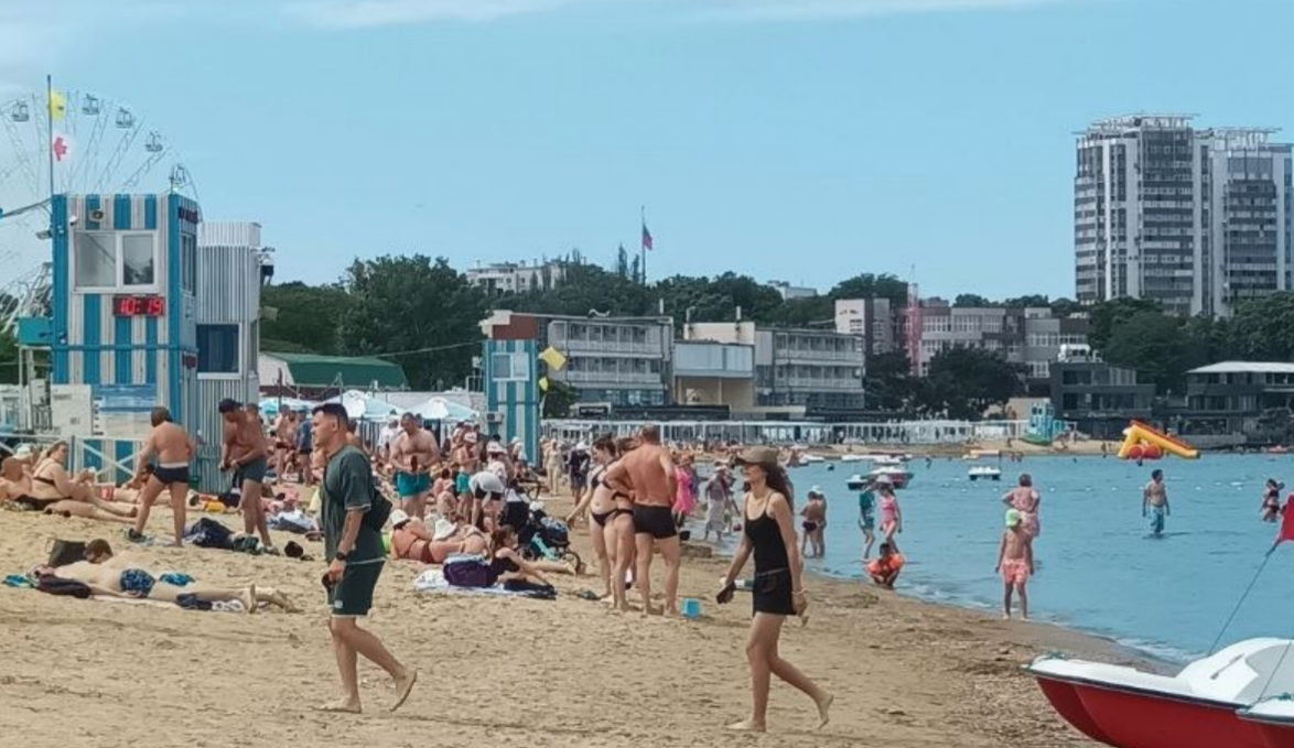Туристы на Центральном пляже Анапы. Скриншот фото Марианны Шиловой от 20.06.26, https://t.me/fotoVideoMarianna/26581. Туристы на Центральном пляже Анапы. Скриншот фото Марианны Шиловой от 20.06.26, https://t.me/fotoVideoMarianna/26581.