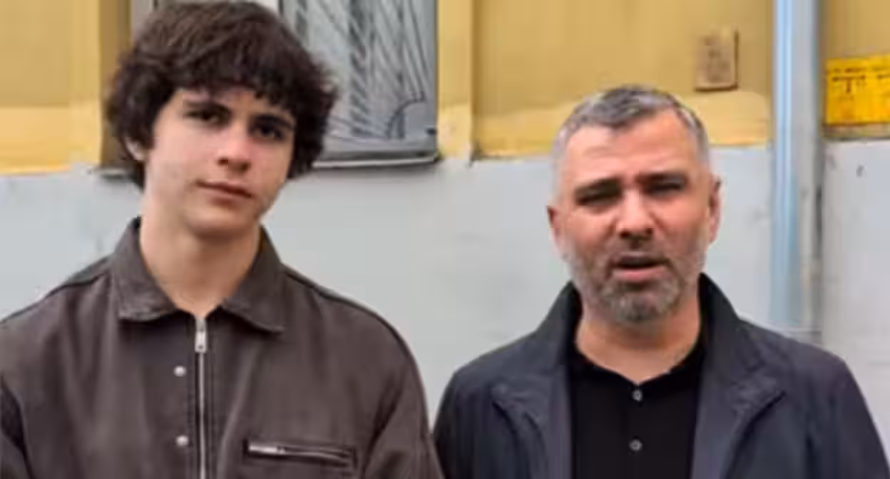 Роман Мурдиев (слева) и адвокат Асланбек Минкаилов. Скриншот видео в Instagram*