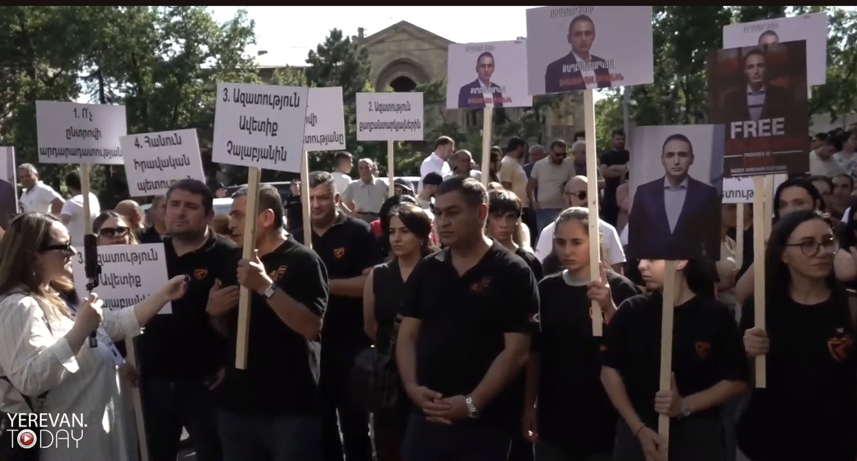 Участники акции протеста у Конституционного суда Армении. 