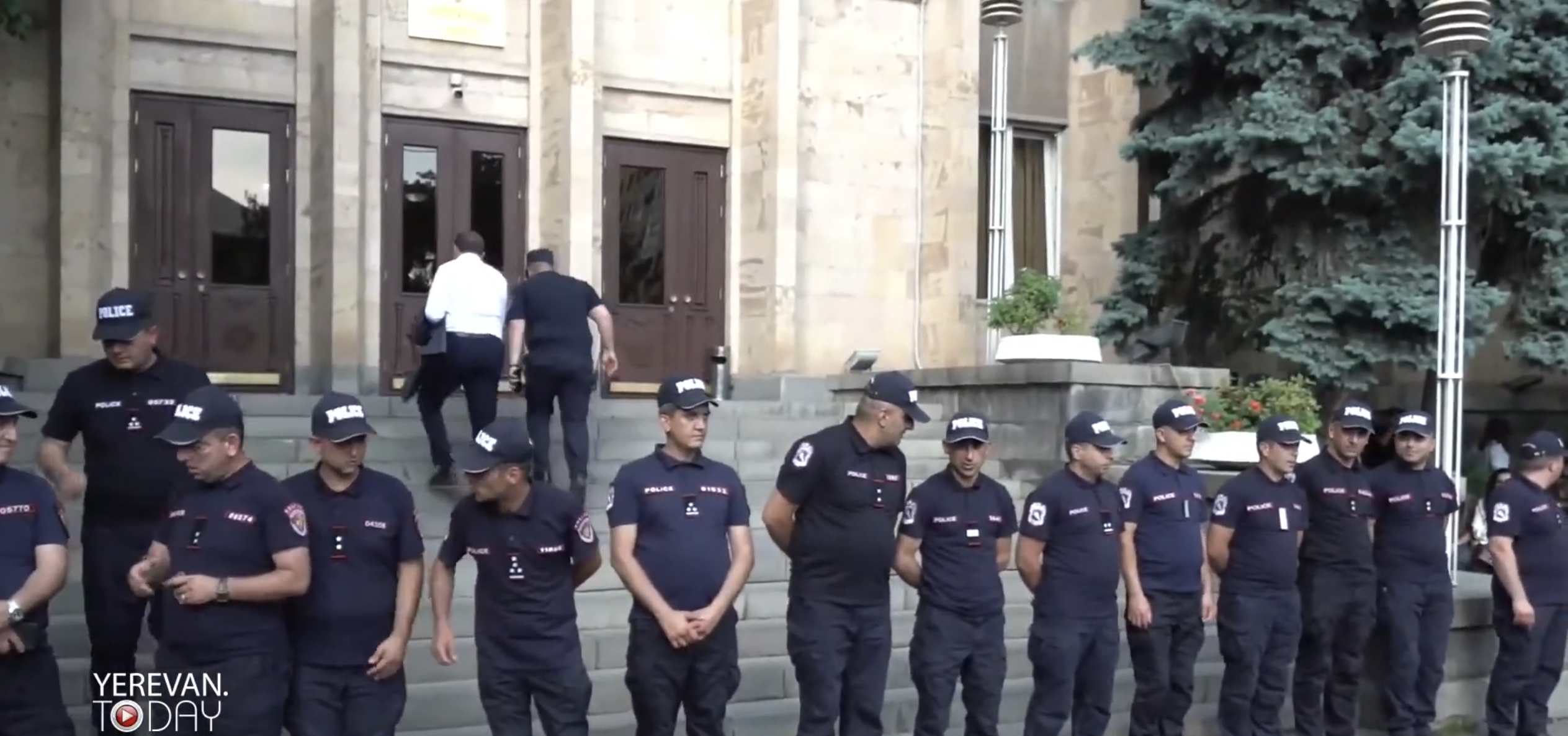 Полицейские у здания Конституционного суда Армении. Кадр трансляции Yerevan Today Live / YouTube