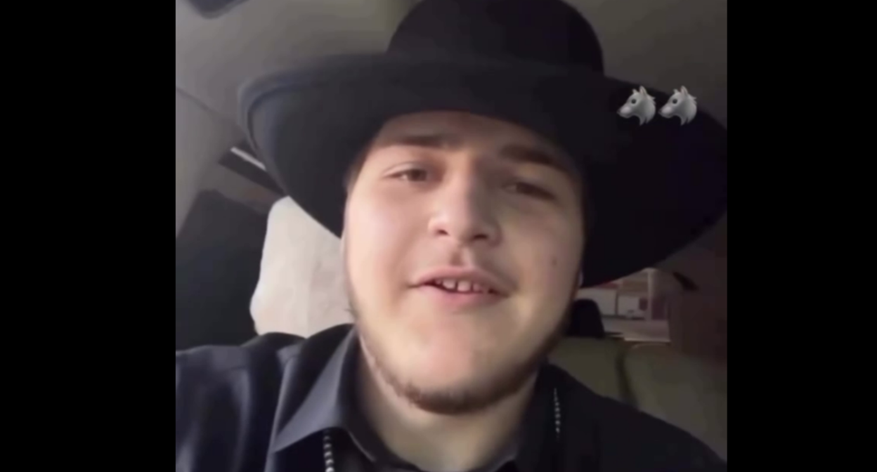Адам Кадыров в ролике с нарушением ПДД. Стоп-кадр видео https://www.instagram.com/p/DaFlUuLtrpc/.