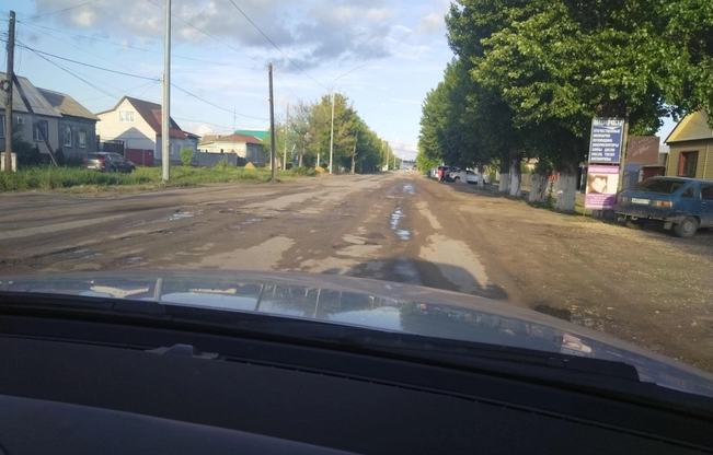 Кадр разбитых дорог в поселке "Красный Яр" в Волгоградской области. Фото: V1.ru. / https://v1.ru/text/transport/2026/07/01/76509075/ Кадр разбитых дорог в поселке "Красный Яр" в Волгоградской области. Фото: V1.ru. / https://v1.ru/text/transport/2026/07/01/76509075/