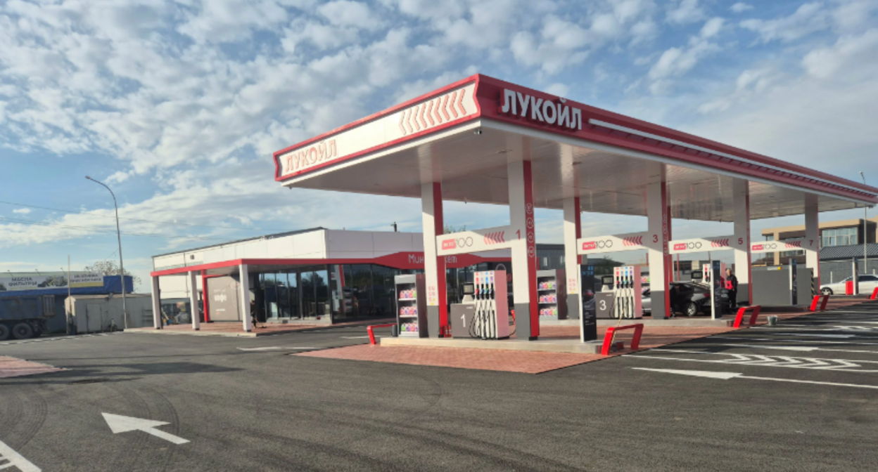 АЗС "Лукойл". Скриншот фото с сервиса "Яндекс.Карты", https://yandex.ru/maps/org/lukoyl/41949990126/?ll=44.635427%2C43.026277&z=16 АЗС "Лукойл". Скриншот фото с сервиса "Яндекс.Карты", https://yandex.ru/maps/org/lukoyl/41949990126/?ll=44.635427%2C43.026277&z=16
