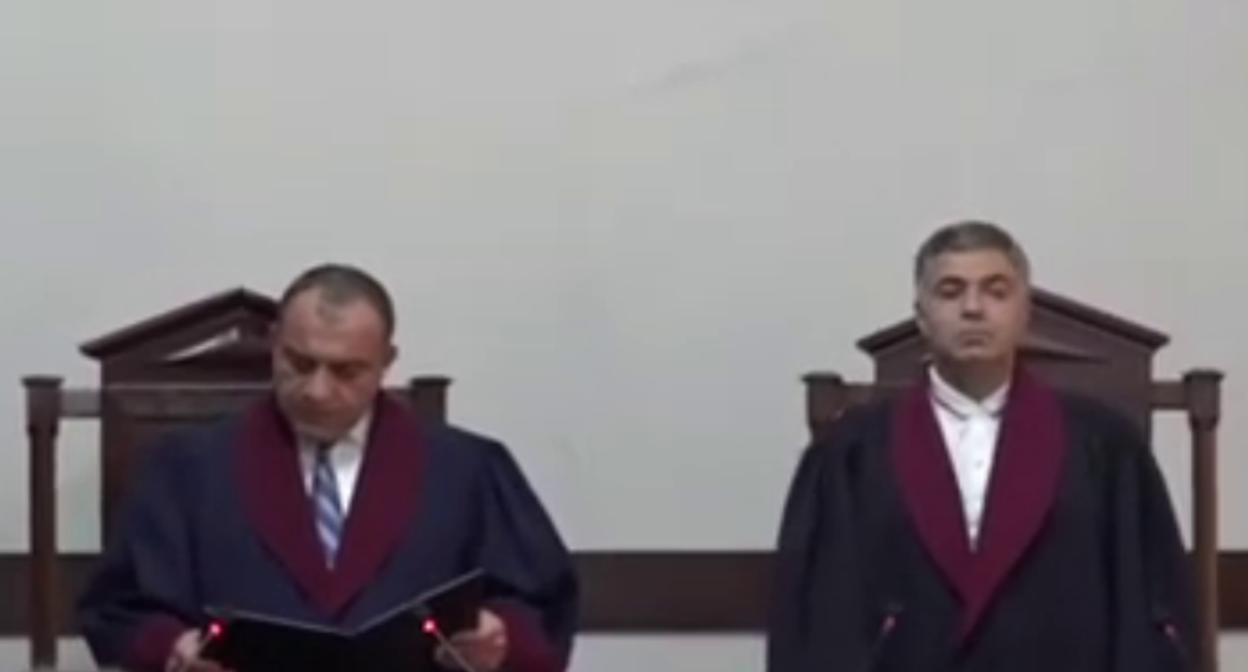 Судья Конституционного суда зачитывает решение. Стоп-кадр видео Armenia Today от 04.07.26, https://armeniatoday.am/politics-ru/internal-policy/1097272/ Судья Конституционного суда зачитывает решение. Стоп-кадр видео Armenia Today от 04.07.26, https://armeniatoday.am/politics-ru/internal-policy/1097272/