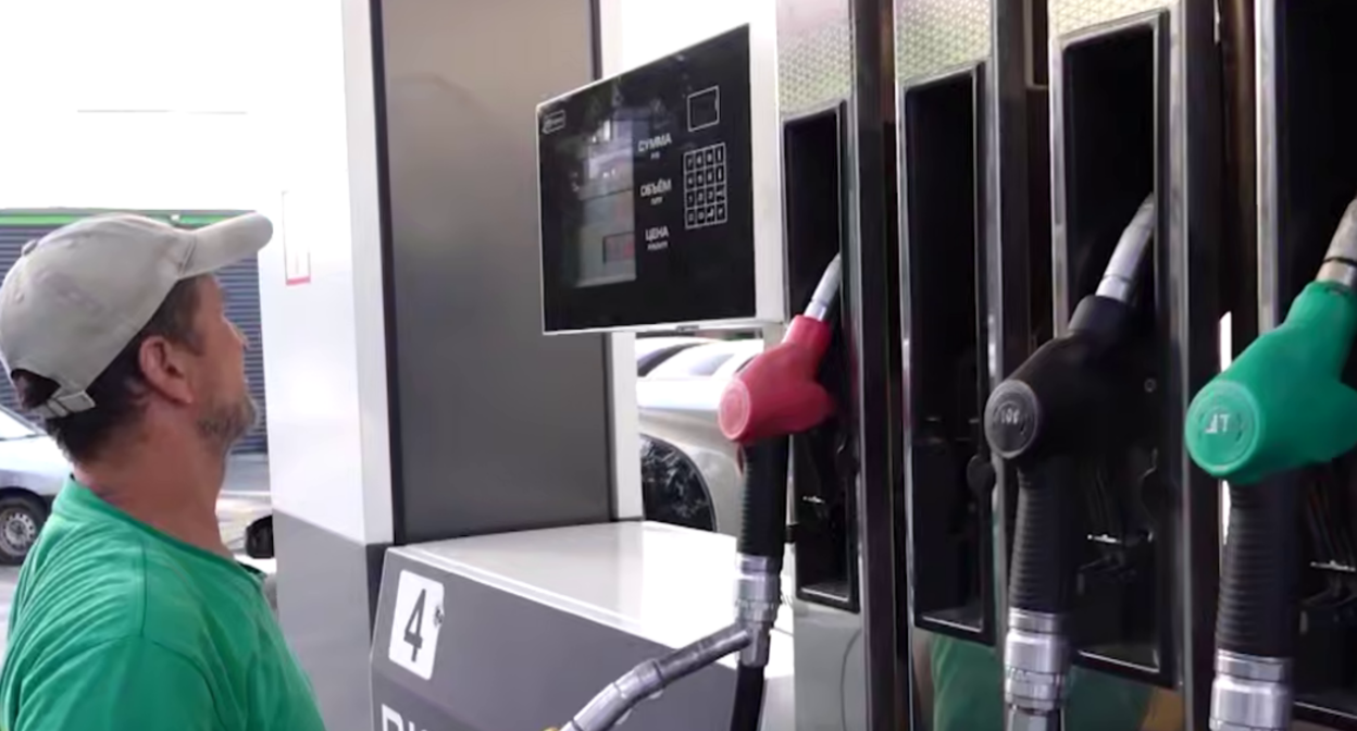 АЗС в Махачкале. Стоп-кадр видео ГТРК "Дагестан" от 30.06.26, https://t.me/RGVKDAGESTAN/45140.
