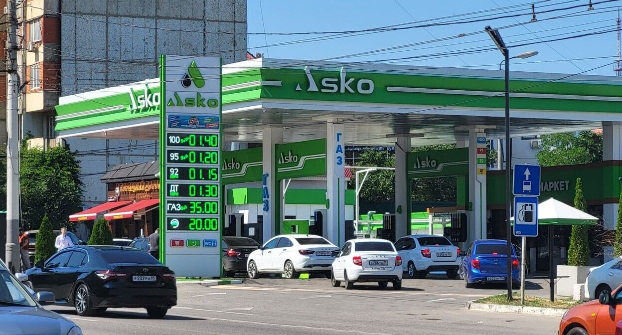 Цена бензина на АЗС "Аско" повысилась на 10 рублей между 8 и 10 июля. Фото корреспондента "Кавказского узла". Цена бензина на АЗС "Аско" повысилась на 10 рублей между 8 и 10 июля. Фото корреспондента "Кавказского узла".