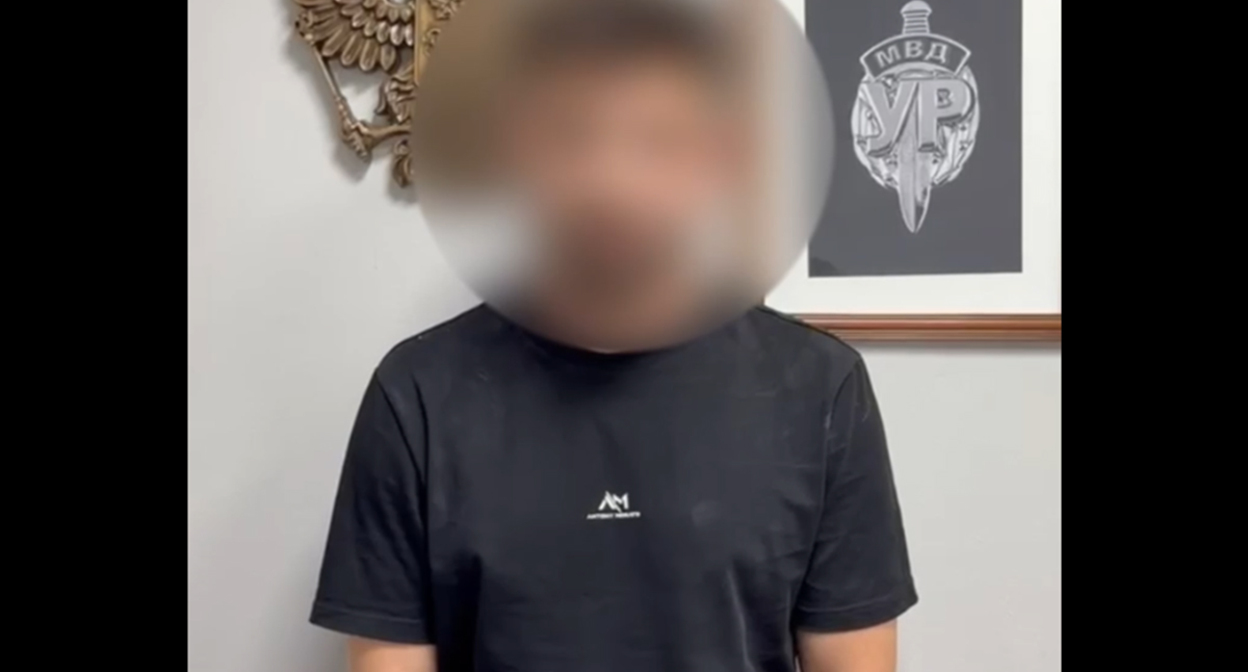 Житель Челябинска приносит публичные извинения на камеру. Кадр из видео в Telegram-канале полиции Краснодара – https://t.me/mvd23krasnodar/8057 Житель Челябинска приносит публичные извинения на камеру. Кадр из видео в Telegram-канале полиции Краснодара – https://t.me/mvd23krasnodar/8057