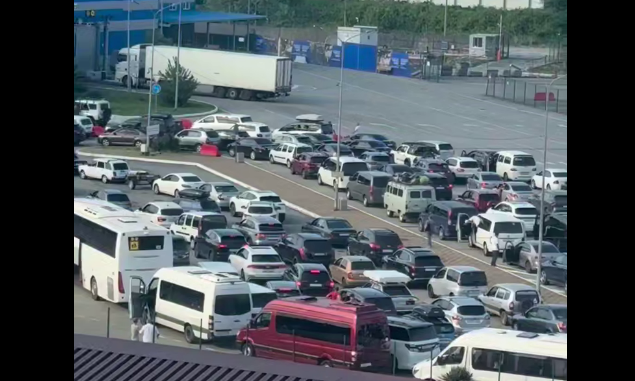 Пробка на границе с Абхазией. Стоп-кадр видео https://t.me/apsny/26475 от 11.07.26