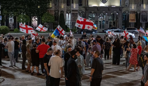 Акция протеста у парламента Грузии. Скриншот фото Publika от 15.07.26, https://www.facebook.com/photo?fbid=1813994173333458&set=a.715406393192247 (деятельность компании Meta, владеющей соцсетью, запрещена в России) Акция протеста у парламента Грузии. Скриншот фото Publika от 15.07.26, https://www.facebook.com/photo?fbid=1813994173333458&set=a.715406393192247 (деятельность компании Meta, владеющей соцсетью, запрещена в России)