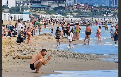 Пляж в Анапе. Скриншот фото из Telegram-канала "Маковозовы" от 15.07.26, https://t.me/makovozovy/64261 Пляж в Анапе. Скриншот фото из Telegram-канала "Маковозовы" от 15.07.26, https://t.me/makovozovy/64261