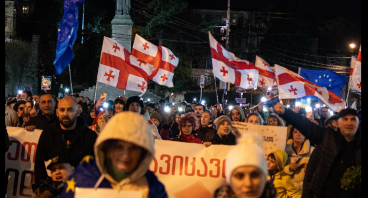 Участники шествия в Тбилиси. Скриншот публикации https://www.facebook.com/photo/?fbid=1723946605671549&set=pcb.1723946732338203 (деятельность компании Meta, владеющей соцсетью, запрещена в России). Участники шествия в Тбилиси. Скриншот публикации https://www.facebook.com/photo/?fbid=1723946605671549&set=pcb.1723946732338203 (деятельность компании Meta, владеющей соцсетью, запрещена в России).