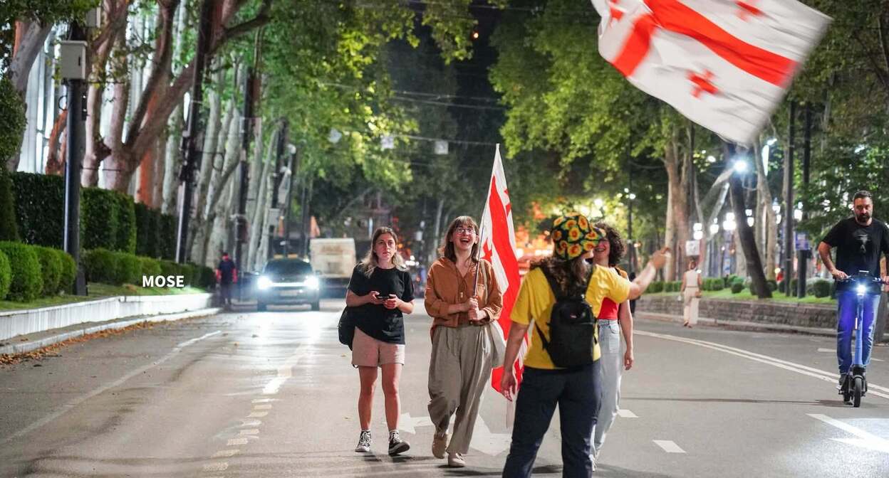 Протестующие на проспекте Руставели, 23 июля 2026 года. Фото: Mo Se / Facebook* Протестующие на проспекте Руставели, 23 июля 2026 года. Фото: Mo Se / Facebook*