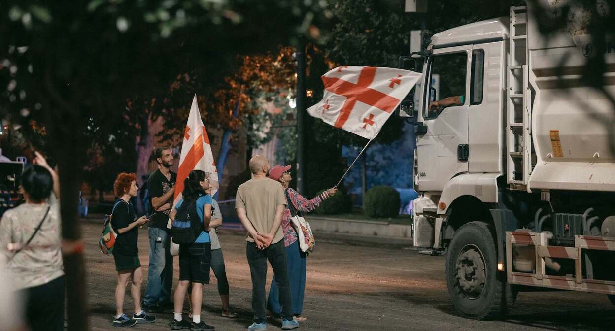 Протестующие на проспекте Руставели. Фото: Levan Zazadze / inradio.tv ინრადიო